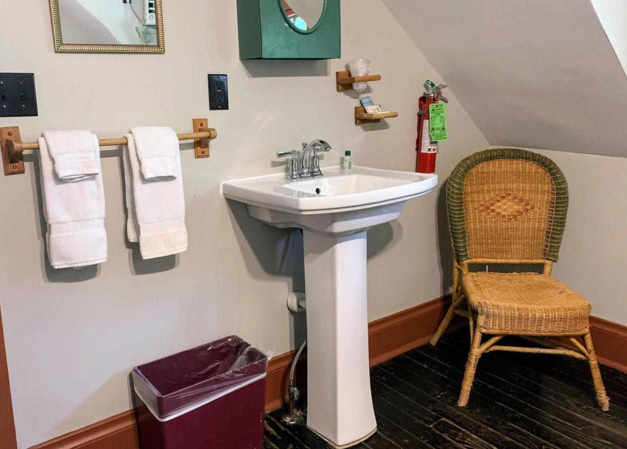 Lakeside Inn エクステリア 写真